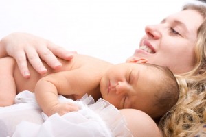 Первый раз ребенок опорожняется через 12 часов после родов