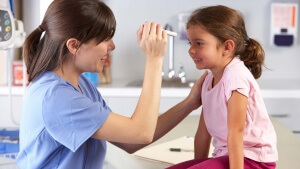 Конъюнктивит у детей должен лечиться только у врача
