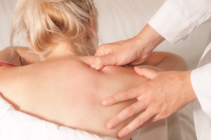 Лечение грудного хондроза включает в себя ряд методик