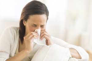 Во время осторой фазы заболевания пациент жалуется на кашель
