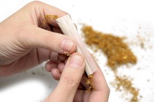 Как сделать сигарету из чайных листьев?